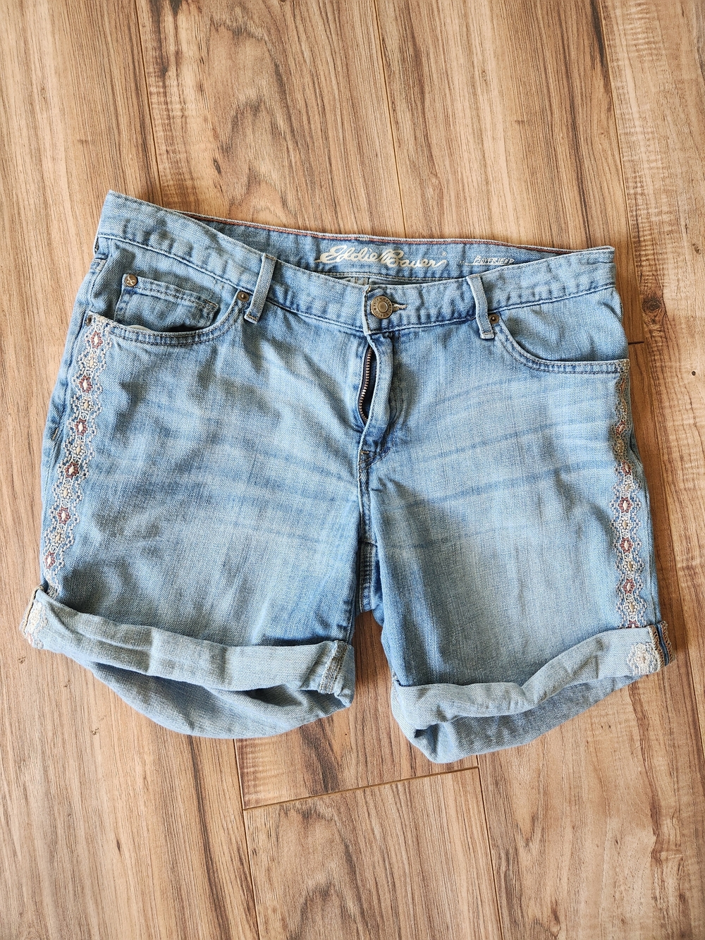 Eddie Bauer Boyfriend Style Light Wash Denim Shorts with Embroidery 5 Inch Sz 8